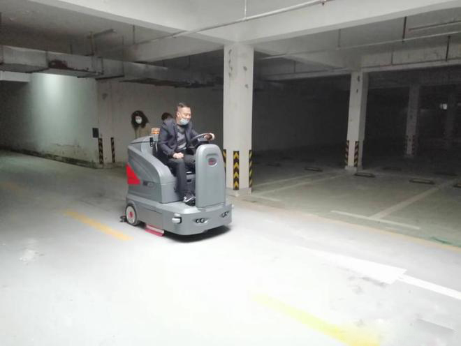 景德镇小区物业保洁不用人力改用驾驶式洗地机了